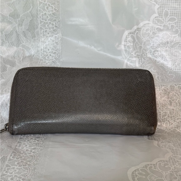Authentic LOUIS VUITTON Taiga Zippy Long Wallet - Picture 2 of 12